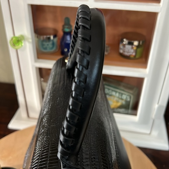 BCBG MAX AZRIA SATCHEL CROSSBODY 👜 - Picture 4 of 9